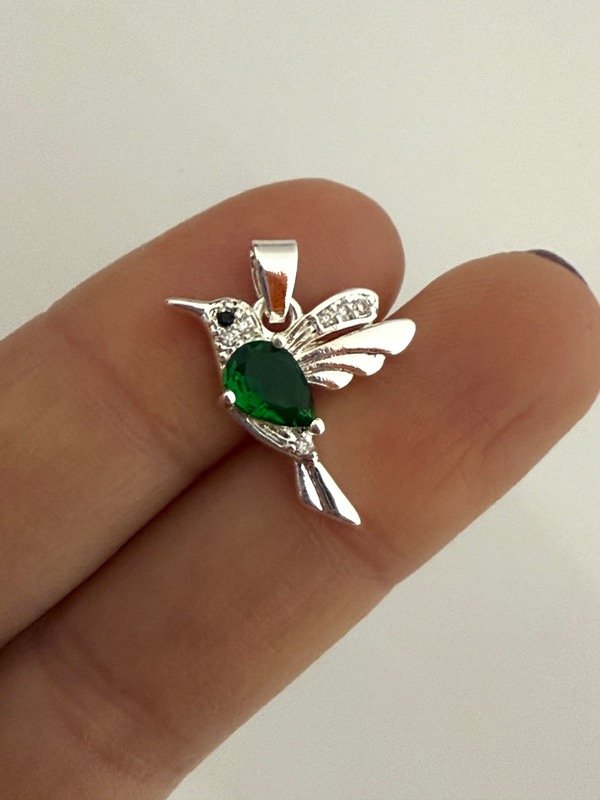 Producto - DB634 Dije colibrí cubik verde y micropave acero blanco 1 cm