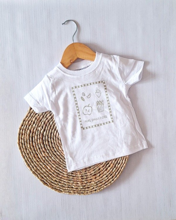 Producto - Remera Jersey 24/1 "More Snacks Please" Blanco
