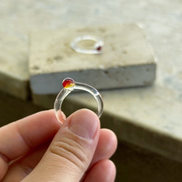Producto - Anillo de vidrio transparente rojo