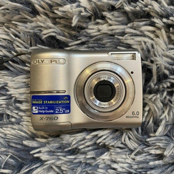 Producto - Olympus x-760 camera. Funcionando.