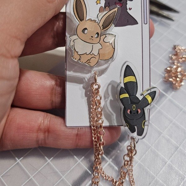 Producto - Prendedor Doble Umbreon.