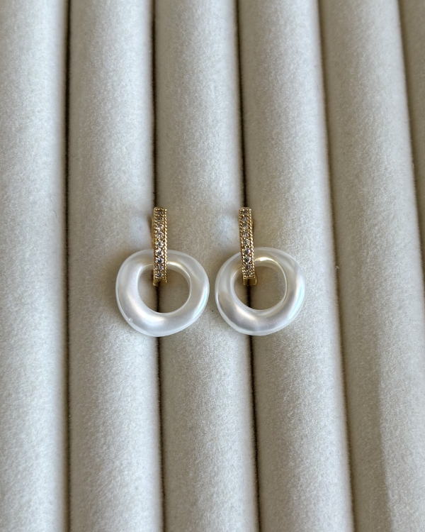 Producto - Argollas con dije dona nacar de acero dorado 1.5cmd