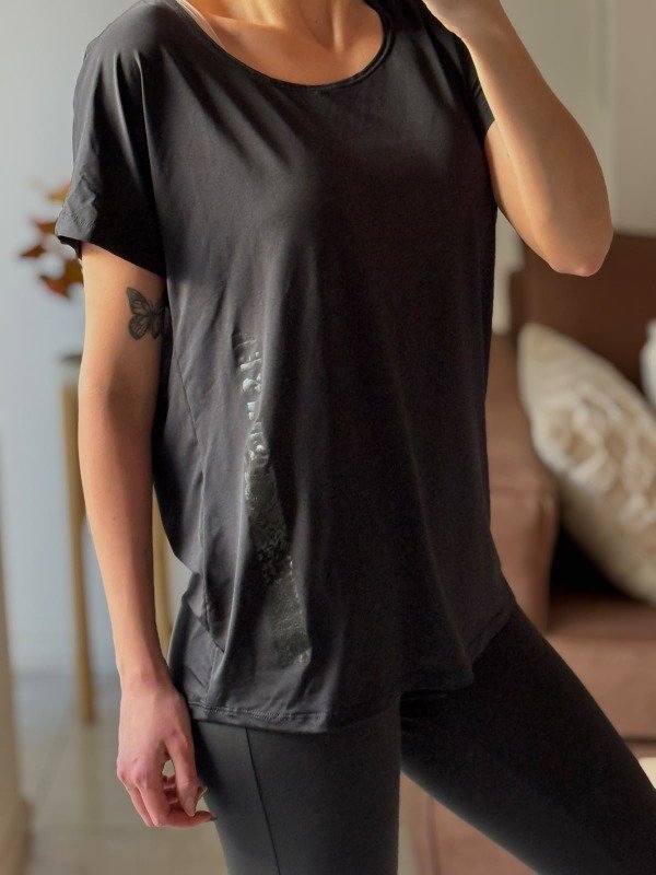 Producto - REMERA CON ESTAMPA CALCE AMPLIO