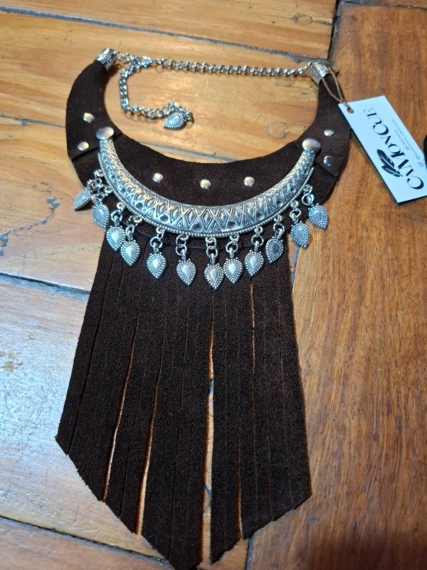 Producto - Collar en gamuza choco