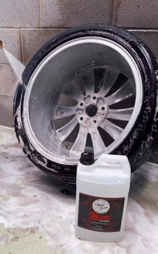 Producto - TOXIC SHINE BIDON RACCOON CLEAN 4 LTS APC SUPERIOR A ALL CLEAN LAVADERO