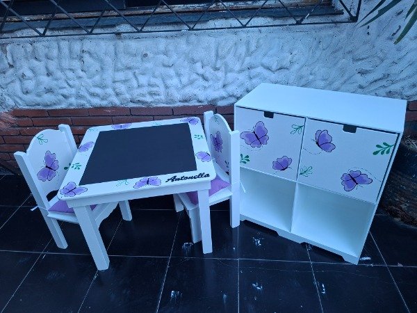 Producto - MUEBLE JUGUETERO Y MESA CLASICA CON DOS SILLAS - 2