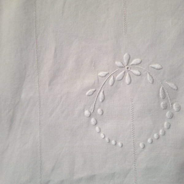Producto - Sábana de hilo bordada
