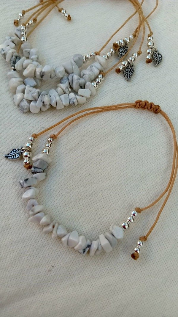 Producto - Tobipulsera Howlita - escallas naturales