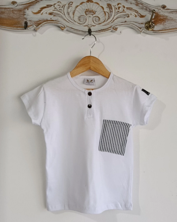 Producto - REMERA CON BOTON Y BOLSILLO RAYADO - 0