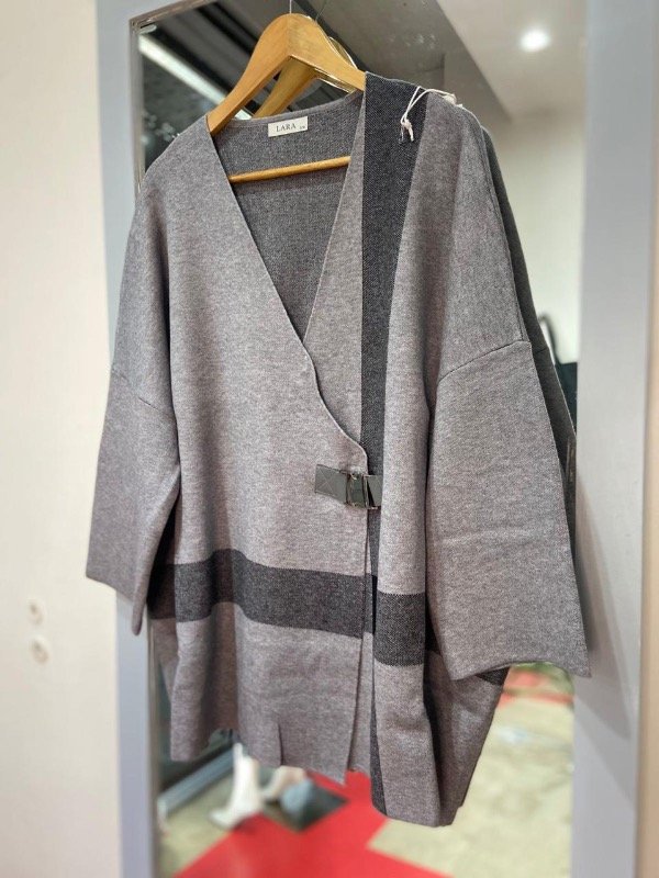Producto - SACO  CON BROCHE  GRIS CON LINEA