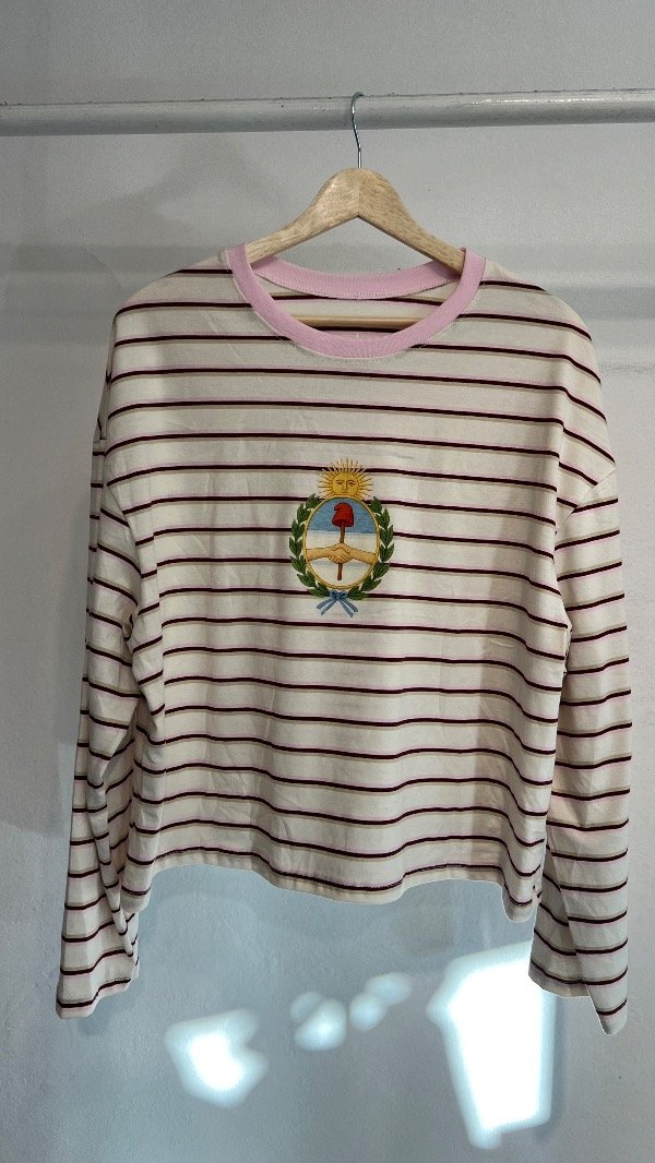 Producto - REMERA MANGA LARGA ESCUDO ROSA