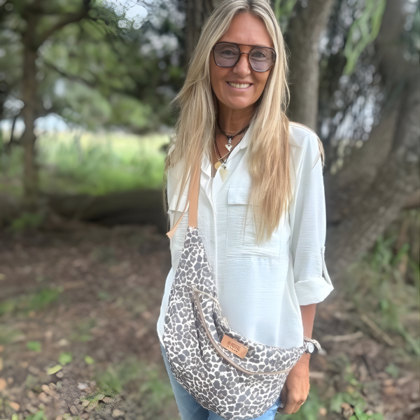 Producto - Bandolera animal print con correas de cuero.