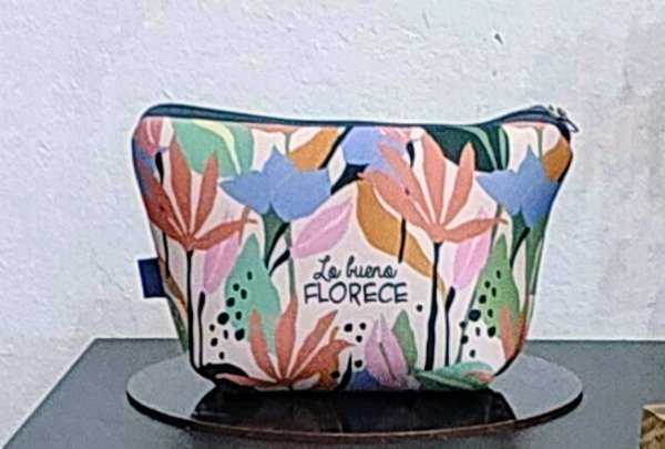 Producto - Neceser Matelasse Flores, Hojas yFrase