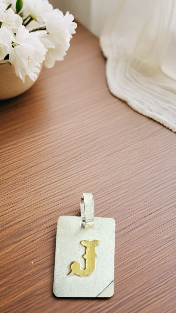 Producto - Inicial J rectangular PLATA Y ORO 23x12MM