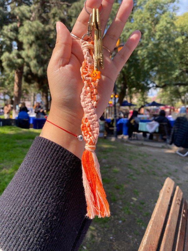Producto - Llavero macramé naranja con rosa