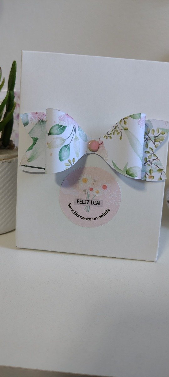Producto - Estuche mediano con moño verde flor