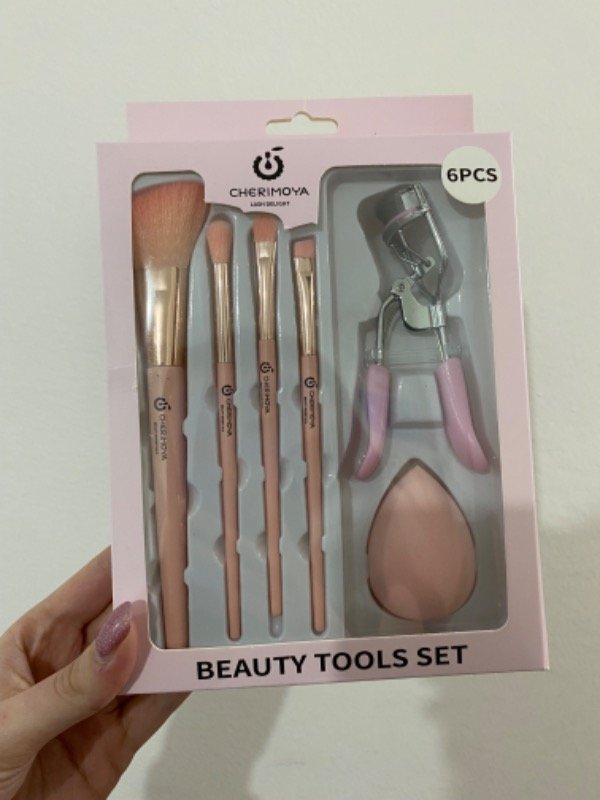 Producto - Set de maquillaje - brochas, esponja, arqueador