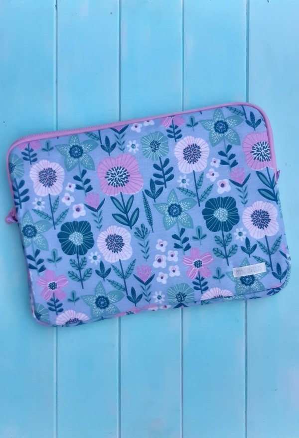 Producto - Funda notebook celeste con flores grandes SOBRE