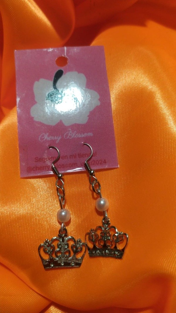 Producto - aros corona y perla cherry blossom