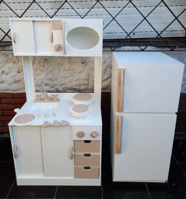 Producto - COCINA CON ALACENA, 4 UTENSILIOS, 2 CACEROLAS Y HELADERA