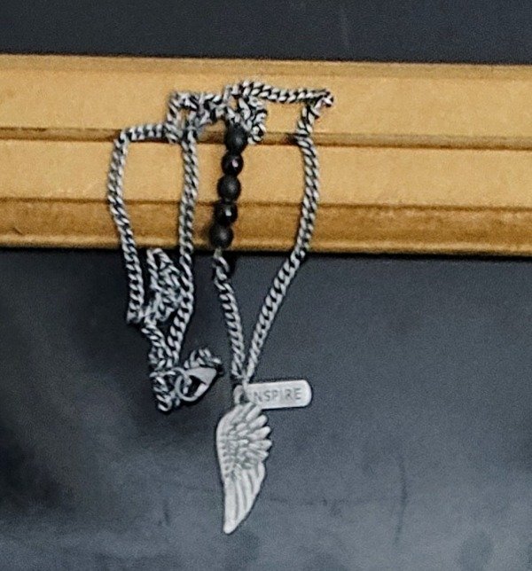 Producto - Collar Plata Vieja con detalle de Piedras Dije Ala y Chapita Inspire 60 cm