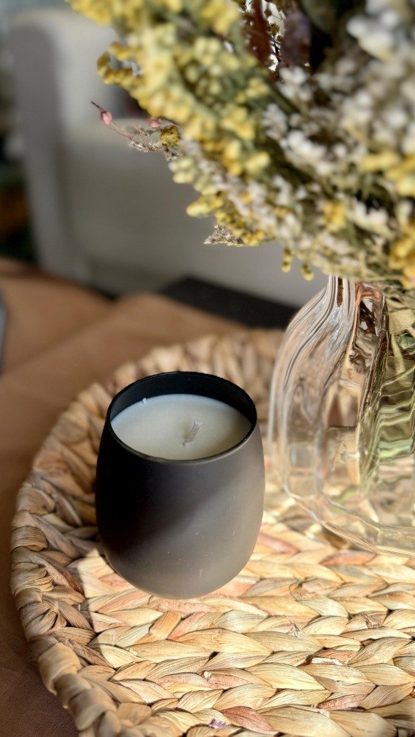 Producto - Vela en envase de vidrio negro