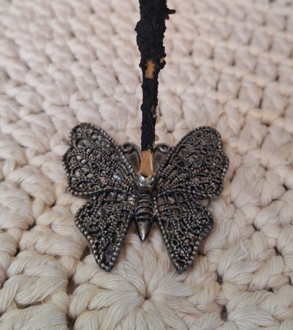 Producto - Porta sahumerio grabado metal "Mariposa"