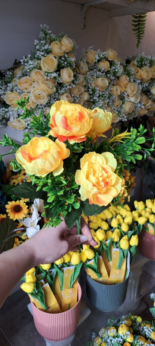 Producto - RAMO DE PEONIAS GRANDES CON PINTA DE COLOR Y FOLLAJE - 1