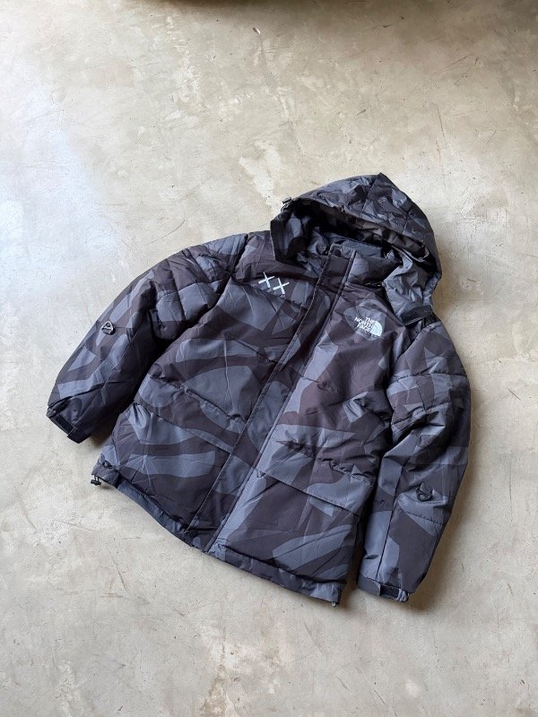 Producto - Campera puffer TNF x KAWS