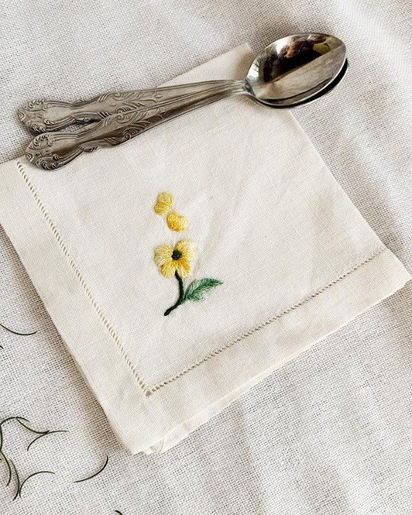Producto - Servilleta de café pensamiento amarillo bordada a mano