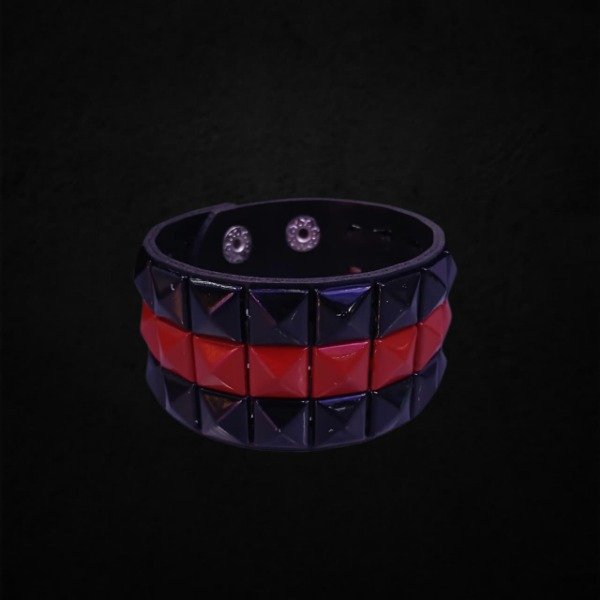 Producto - Muñequera triple tira de tachas cuadradas Rojas y Negras