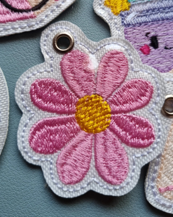 Producto - Charms para Llaveros Cinta - Venta Individual - Accesorio - "Florcita"