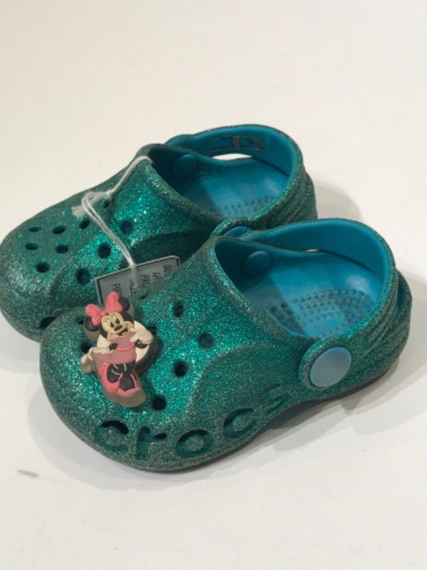 Producto - Crocs verde con brillos y pin minnie- Talle 20/21- PRECIO: 9x