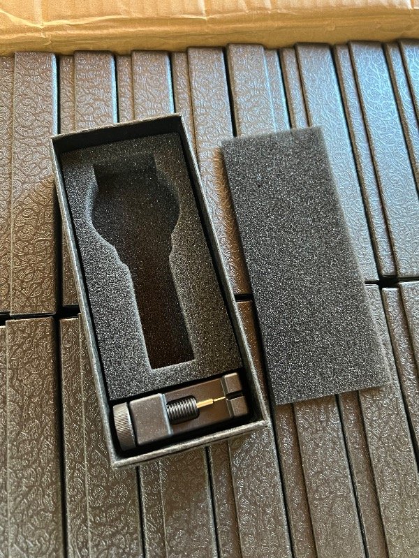 Producto - ESTUCHE NEGRO CON SACAPERNO