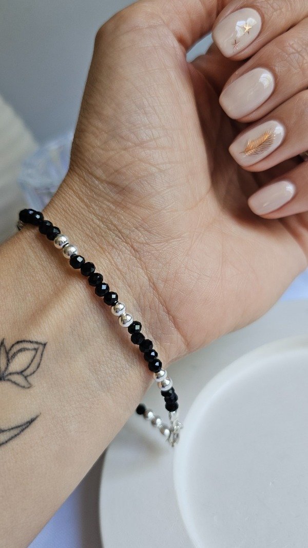 Producto - Pulsera bolitas y cristales negros 5x2. 18cm acero Blanco