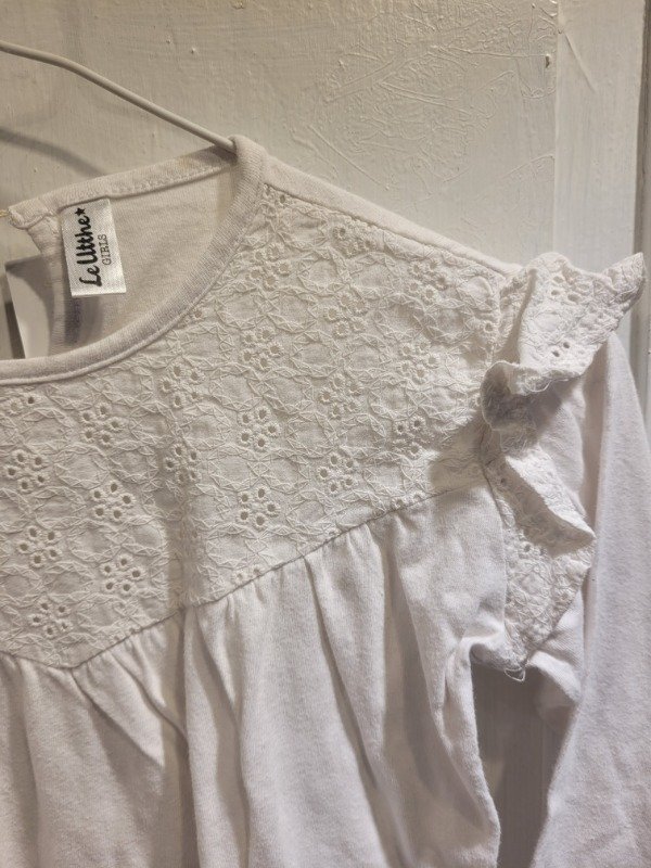 Producto - Remera LE UTTHE blanca con broderie y volados Talle 6 años - PRECIO: 8X - 2