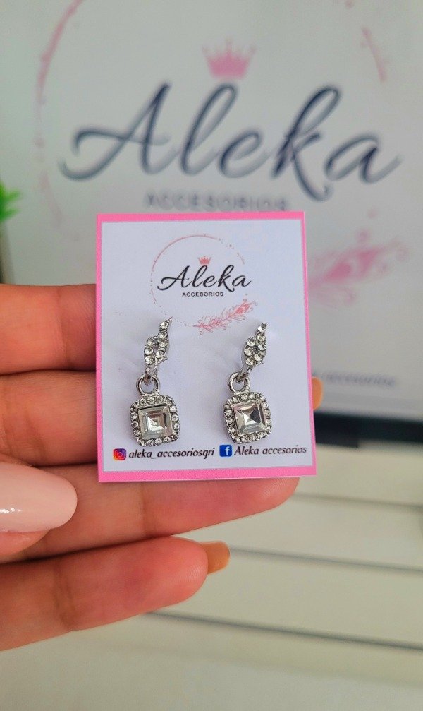 Producto - Aros cubic facetado con strass de acero quirúrgico