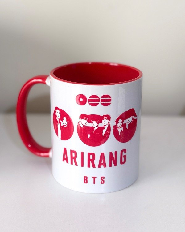Producto - Taza ARIRANG BTS de cerámica con dtf uv con mango e interior de color - Tazas