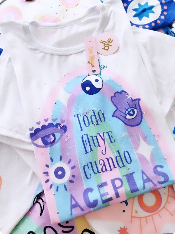 Producto - Remera "TODO FLUYE CUANDO ACEPTAS"
