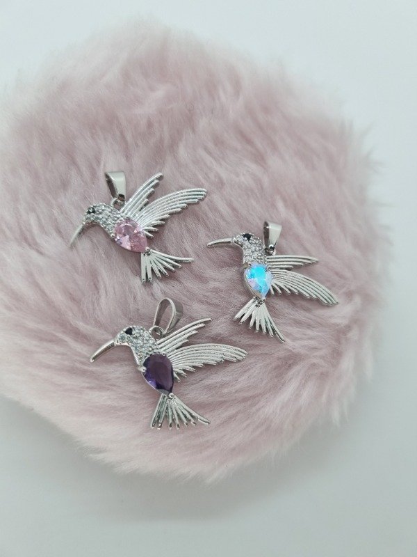 Producto - Dije acero quirurgico colibrí ala llena strass y gema