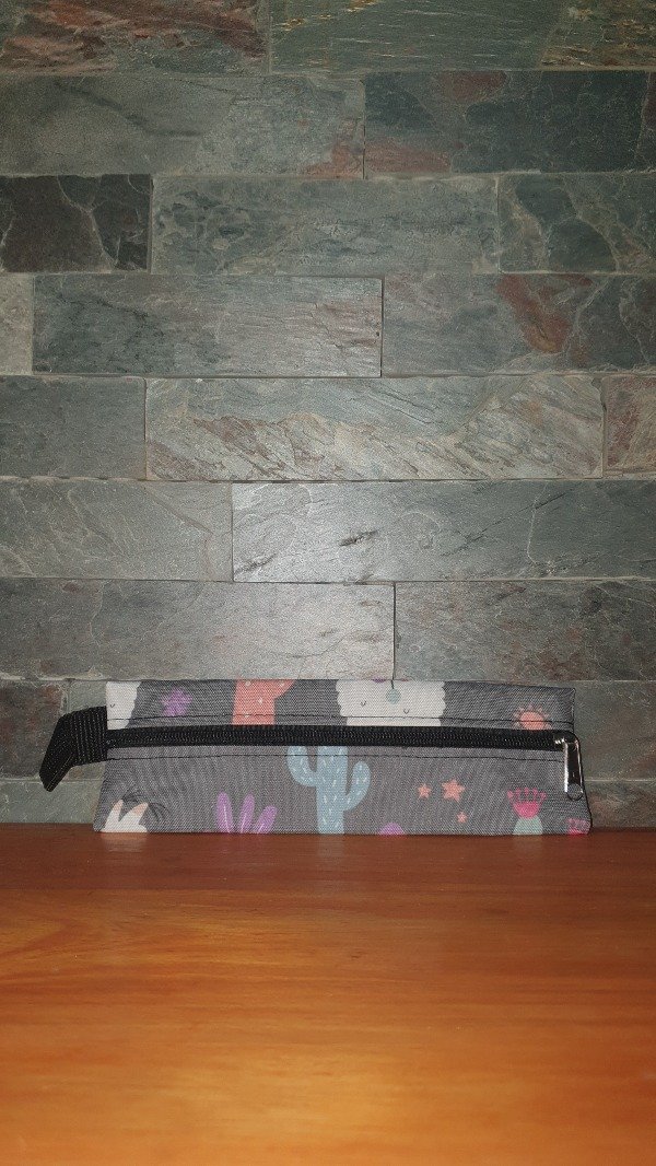 Producto - Cartuchera Canoplita Llamas Gris
