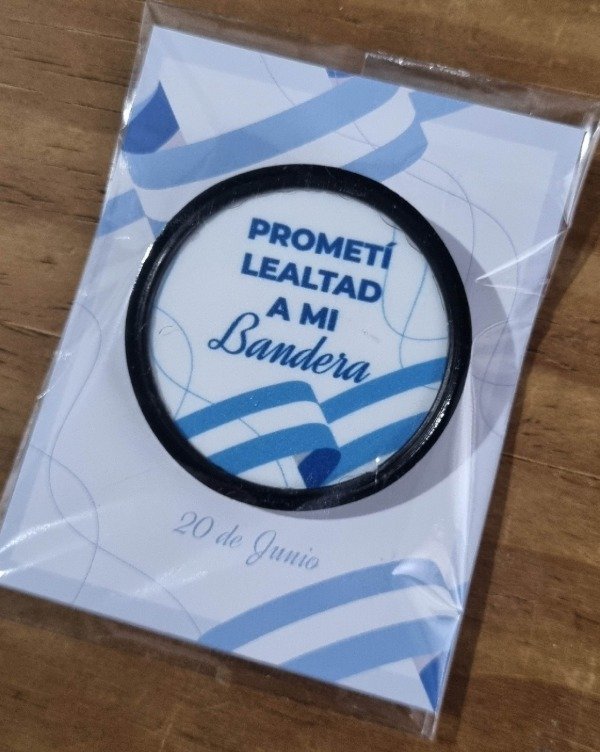 Producto - Pines Prendedores Personalizados con Tarjeta Souvenir