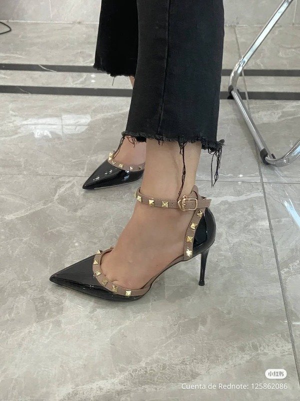 Producto - Zapatos de punta con tachas color negro