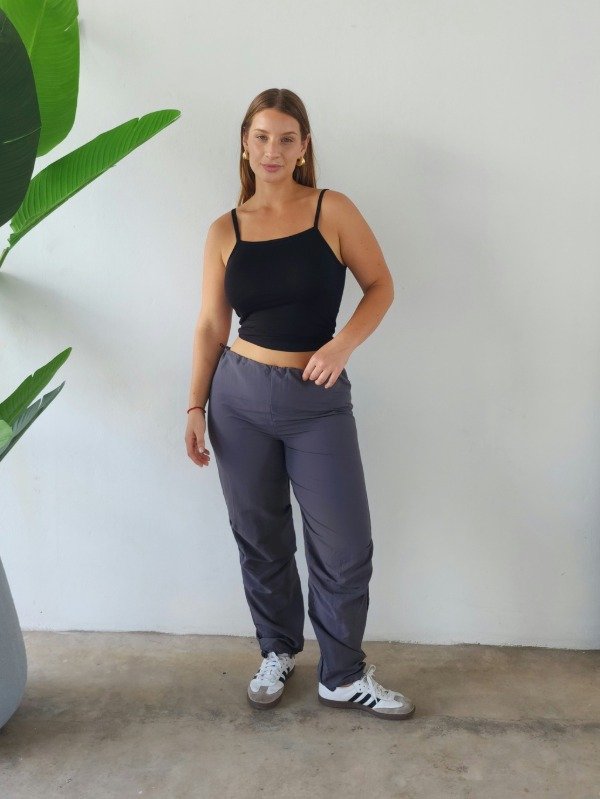 Producto - Pantalón parachute amplio