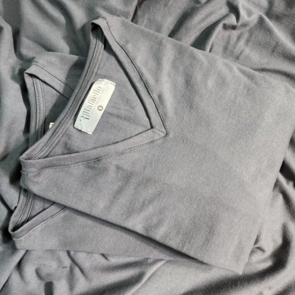 Producto - Remera Mangas Cortas Escote V Gris Acero