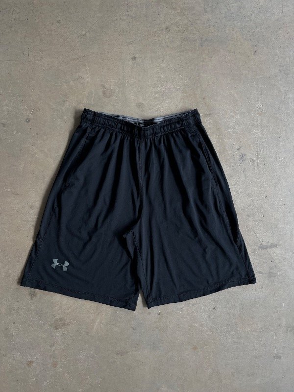 Producto - SHORT DEPORTIVO UNDER ARMOUR CLÁSICO FULL BLACK (L)