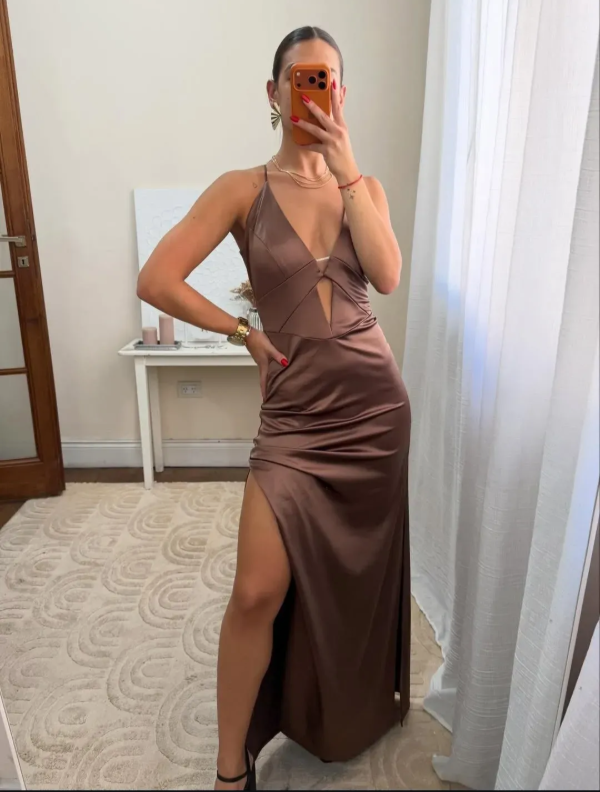 Producto - Vestido Largo Satinado con Tajo y Escote Cut Out - 4