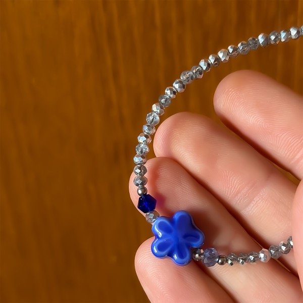 Producto - Pulsera de cristal checo 3mm . Gris . Flor azul - 1