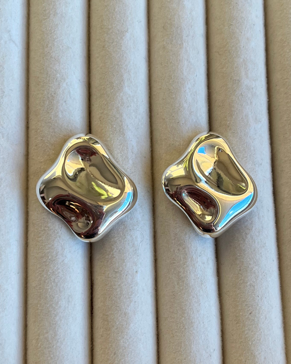Producto - Aros chapones cuadrados con acabado rústico de acero blanco 2.5cm de largo