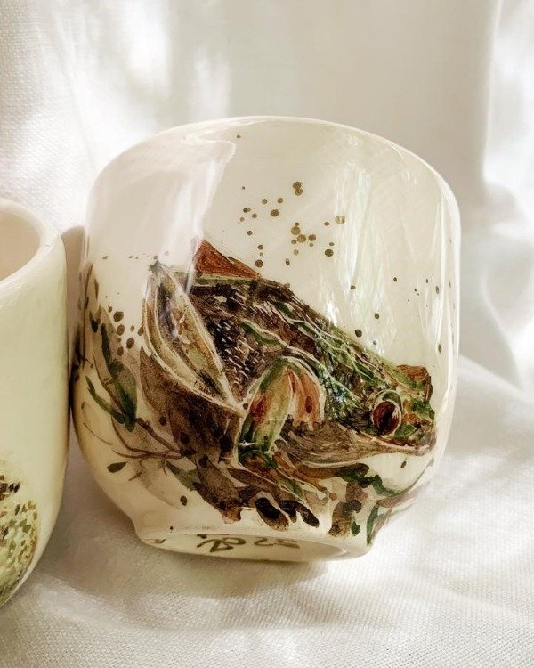 Producto - Taza con asa pintada con una rana
